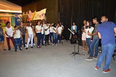 Rebeca canta na banda CamSom