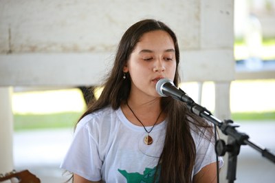 Rebeka, que é venezuelana, é bolsista do projeto Socializando com a Música 