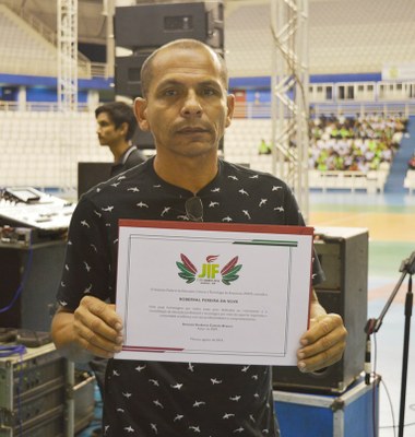 Quero agradecer esse momento de homenagem, que foi muito gratificante, frisou Roberval.
