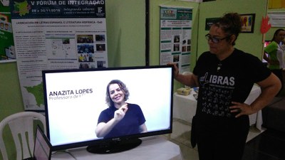 A professora Anazita Lopes apresentou as tecnologias assistivas utilizadas pelo Núcleo de Atendimento a Pessoas com Necessidades Educacionais Específicas (Napne), 