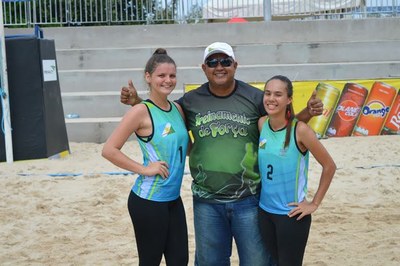 A dupla Ana Karol e Rayane Alberti, com o professor Marcello Soares.