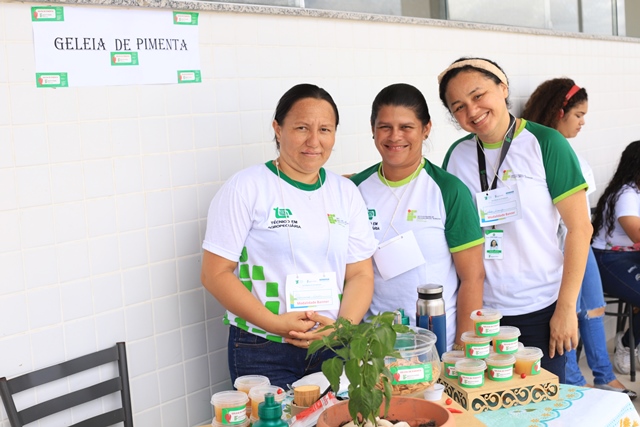 8.º FORINT – Alunas do polo de EAD do Amajari comercializam  geleia de pimenta na Feira do Empreendedor
